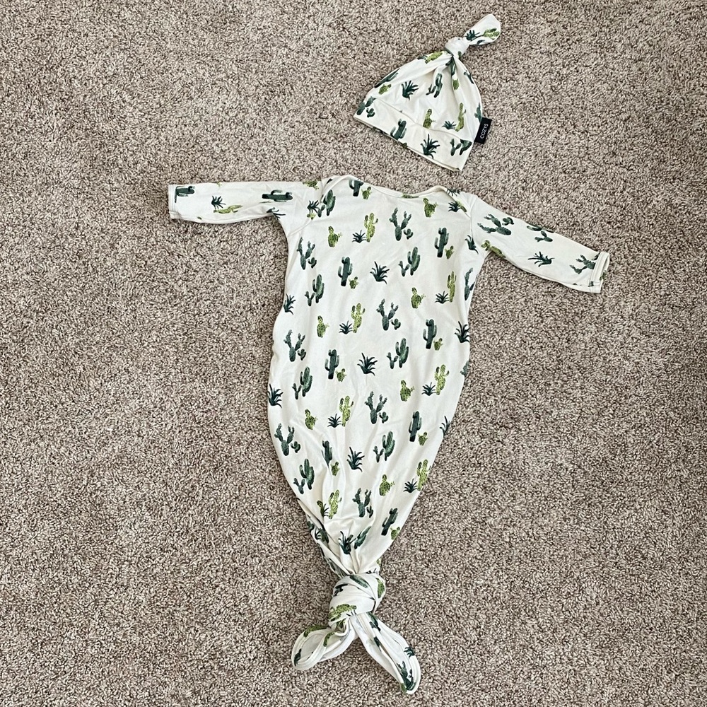 NWOT Cozy Knotted Gown set unisex Green Cactus 0-3 months